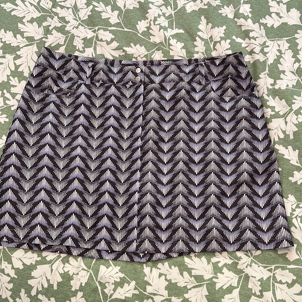WOMENS SLAZENGER GRAY
PURPLE WHITE CHEVRON
PERFORMANCE GOLF SKORT
SKIRT SIZE 14